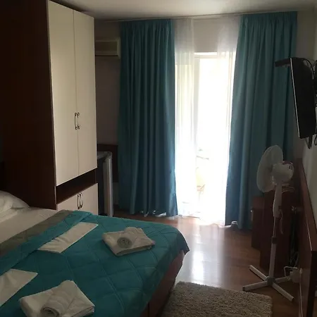 And Gaga 2 Bed & Breakfast